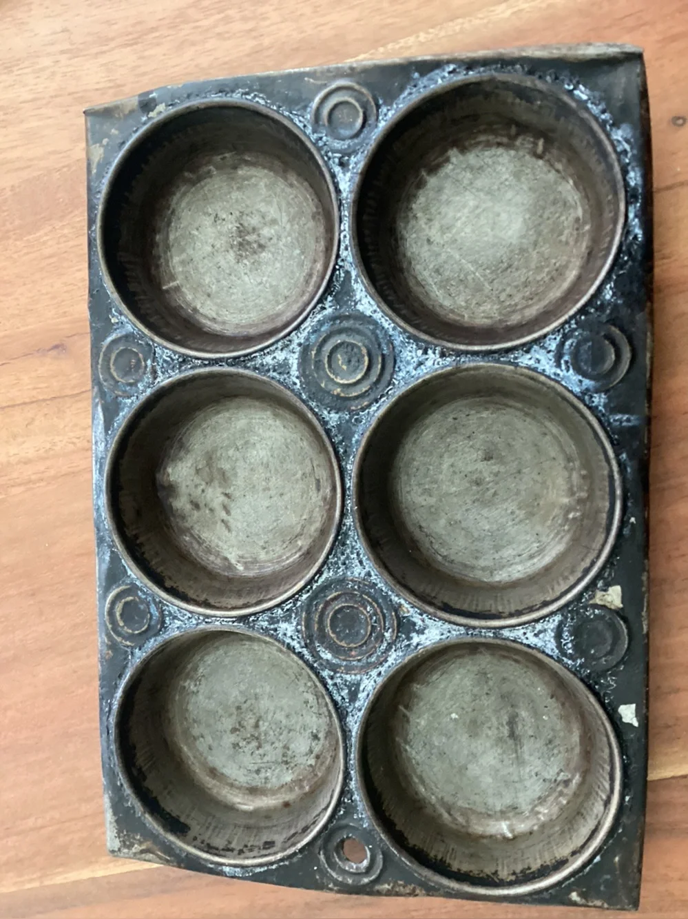 Vtg. Heavy Tin Muffin Pan 6 cup with distinctive concentric circles between
